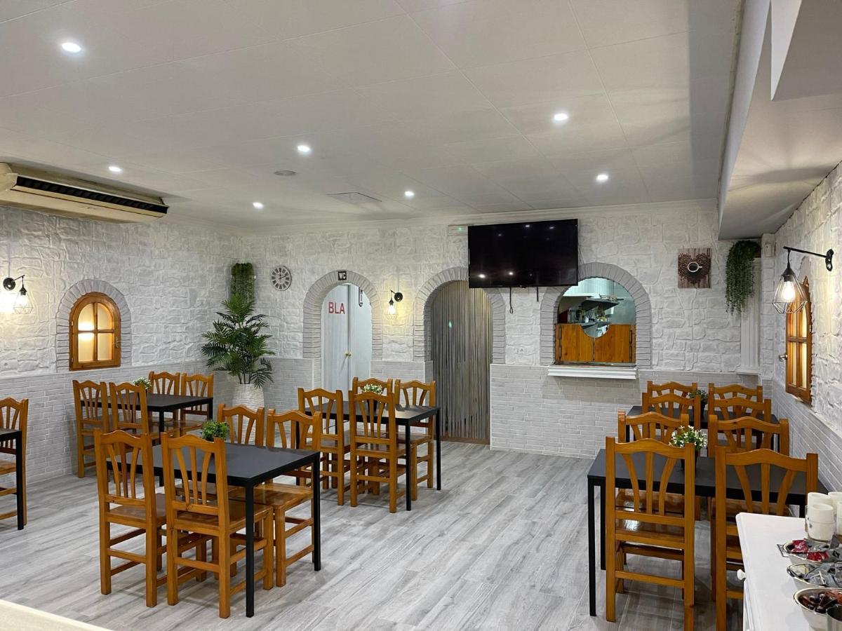 Hostal Restaurante Avenida De Madrid Terrassa Buitenkant foto