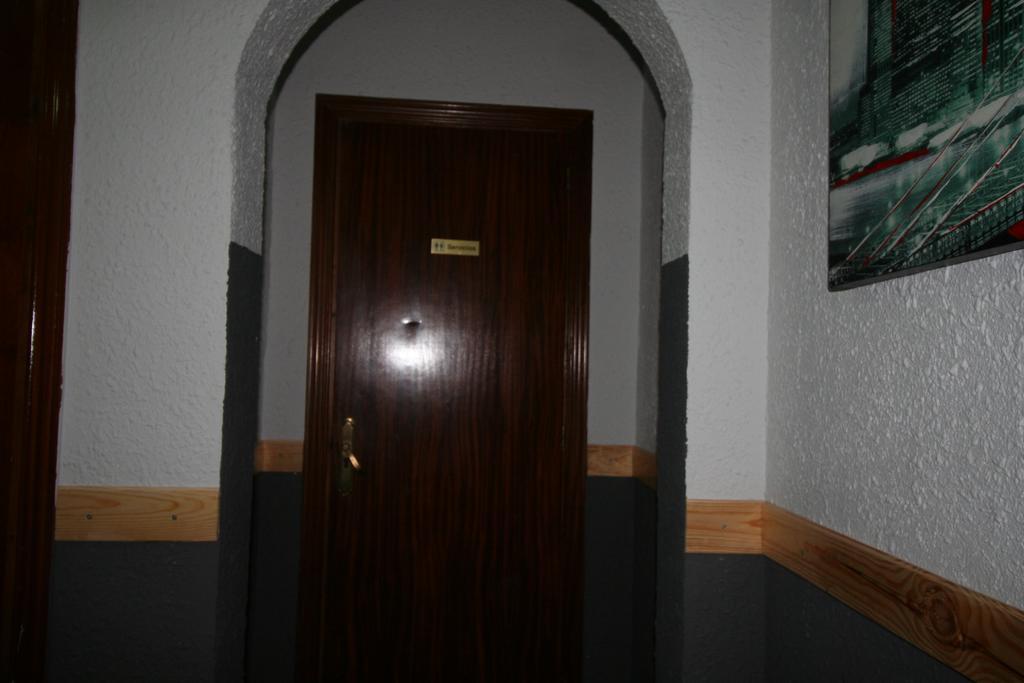 Hostal Restaurante Avenida De Madrid Terrassa Buitenkant foto