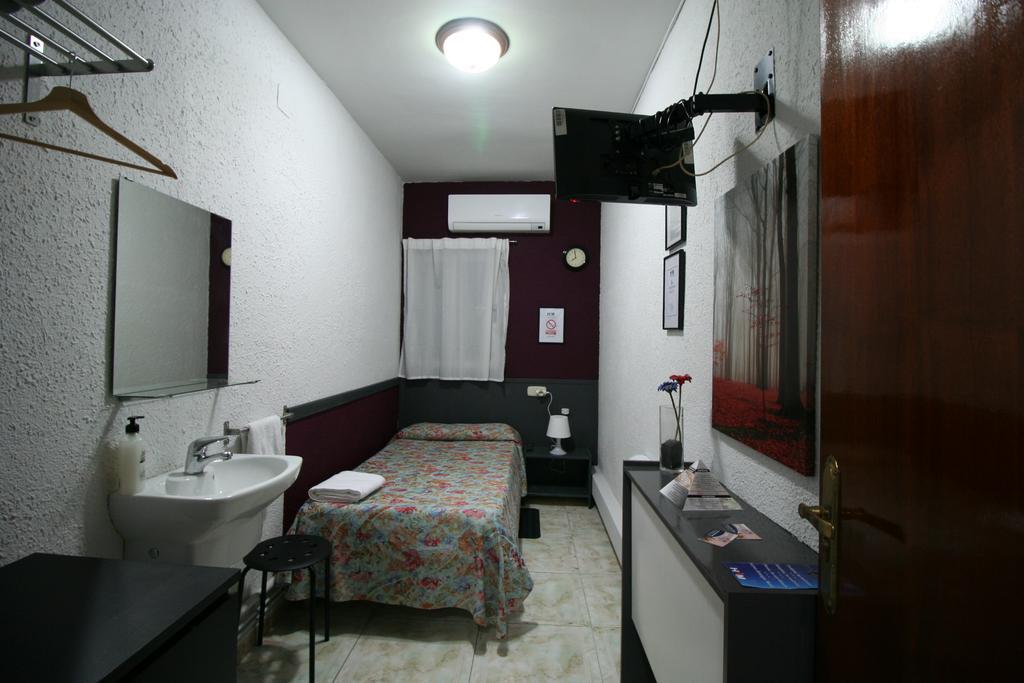 Hostal Restaurante Avenida De Madrid Terrassa Kamer foto